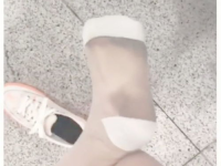 小姐姐用颜色画脚底图片,小姐姐用色彩描绘脚底之美